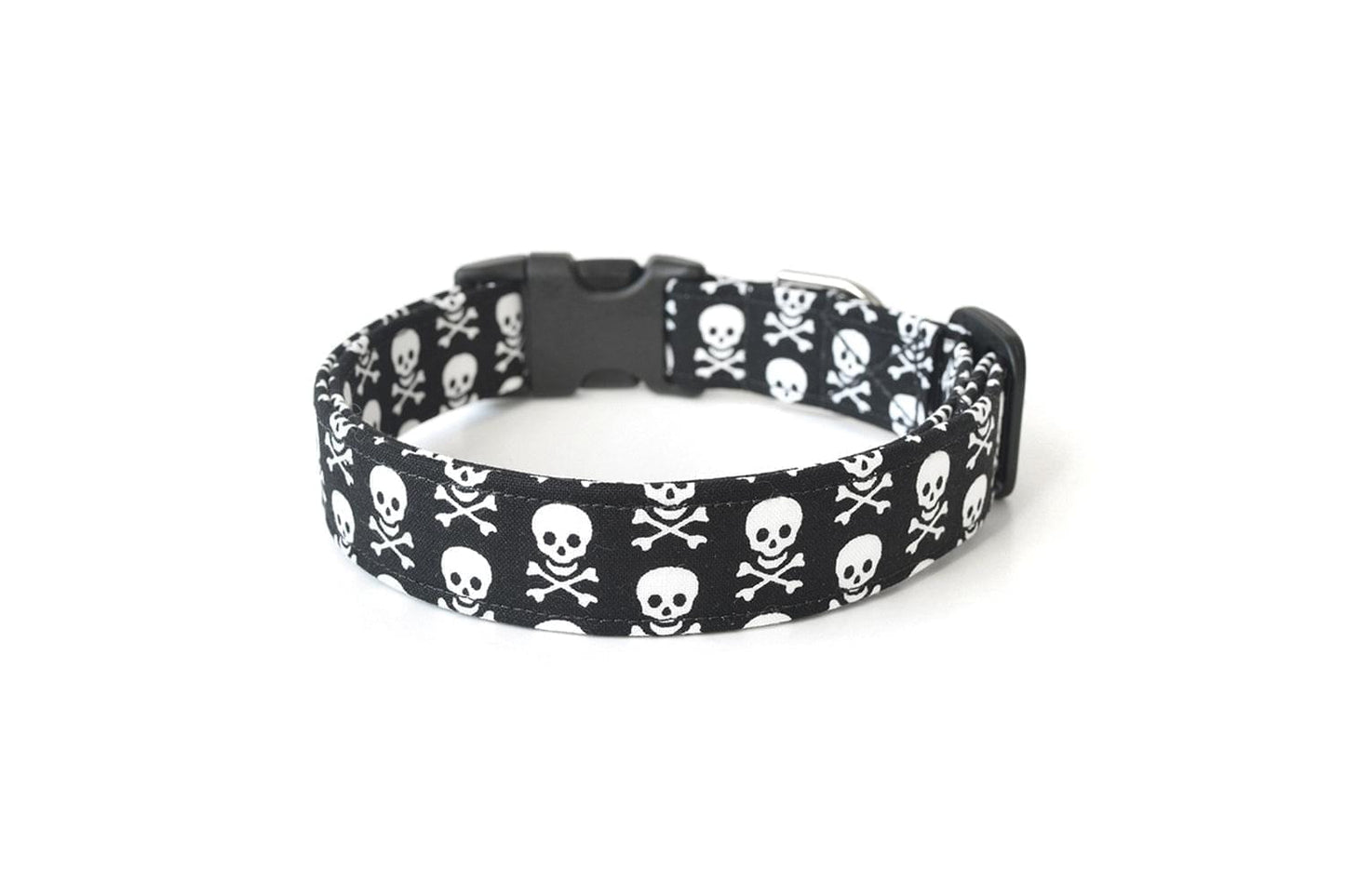 Black & White Skulls Dog Collar